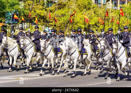 Madrid, Spanien, 12. Oktober 2022: Eine Gruppe von berittenen Polizeiparaden bei einer Militärparade in Madrid. Stockfoto