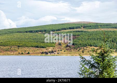 Die Ruinen von Stramollach (1947 aufgegeben, um den Stausee zu bauen) am nördlichen Ende des Lussa Lochs auf der Kintyre Peninsula, Argyll & Bute, Schottland, Großbritannien Stockfoto