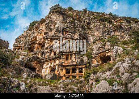 Felsgräber in der antiken Stadt Myra. Die antike Stadt Myra, in der Provinz Demre von Antalya gelegen. Stockfoto