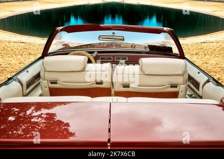 Lehnin, 11. September 2022: Cadillac Cabriolet-Innenansicht des klassischen amerikanischen Straßenkreuzers von hinten, zusammengesetzt auf einem Sandstrand durch einen Stockfoto