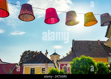 Hauptplatz des schönen Szentendre neben Budapest in Ungarn mit bunten Bannerdekorationen Stockfoto