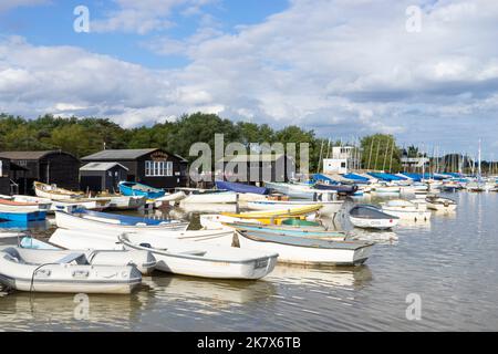 Die Boote vertäuten vor den Fischerhütten und dem Riverside Tearoom am Ufer des Flusses Alde in Orford Suffolk, England, Großbritannien Stockfoto