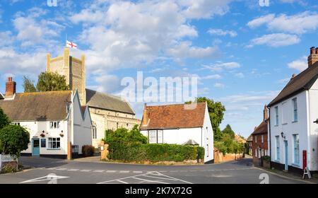 The Kings Head Inn and St Bartholomew's Church im Dorf Orford Suffolk England Großbritannien Europa Stockfoto