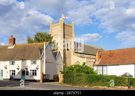 The Kings Head Inn and St Bartholomew's Church im Dorf Orford Suffolk England Großbritannien Europa Stockfoto