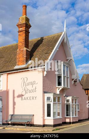 Die berühmten rosafarbenen Wände der Bäckerei und des Cafés Pump Street im suffolk-Dorf Orford Suffolk England Großbritannien Europa Stockfoto