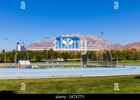 Provo, UT - 14. Oktober 2022: Lavell Edwards Stadium auf dem Campus der Brigham Young University, BYU, in Provo, Utah, mit Track and Field in der Stirn Stockfoto