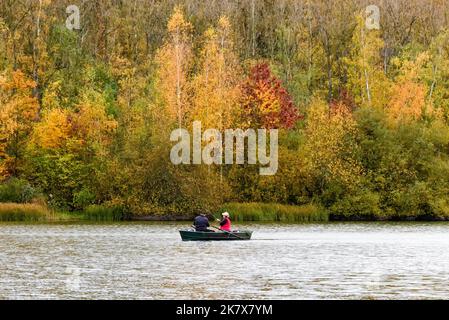 Angler im Herbst auf dem Otto-Maigler-See Stockfoto