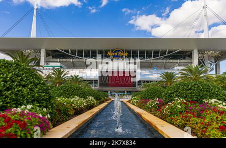 Miami Gardens, FL - 7. Oktober 2022: Das Hard Rock Stadium ist die Heimat der NFL Miami Dolphins und der University of Miami Hurricanes Fußballmannschaft. Stockfoto