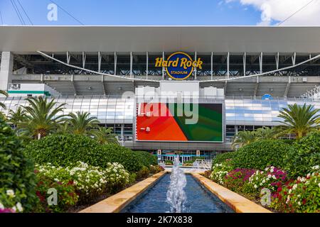 Miami Gardens, FL - 7. Oktober 2022: Das Hard Rock Stadium ist die Heimat der NFL Miami Dolphins und der University of Miami Hurricanes Fußballmannschaft. Stockfoto