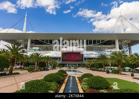 Miami Gardens, FL - 7. Oktober 2022: Das Hard Rock Stadium ist die Heimat der NFL Miami Dolphins und der University of Miami Hurricanes Fußballmannschaft. Stockfoto