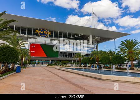 Miami Gardens, FL - 7. Oktober 2022: Das Hard Rock Stadium ist die Heimat der NFL Miami Dolphins und der University of Miami Hurricanes Fußballmannschaft. Stockfoto