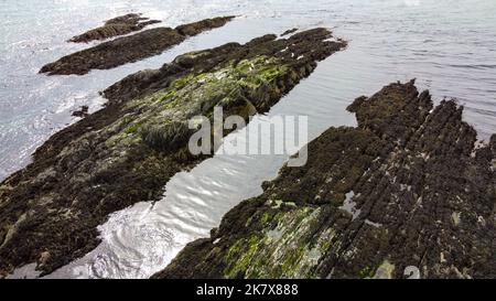 Ein ozeanisches Riff. Große Felsen im Meer, Blick von oben. Meeresfelsen im Nordatlantik. Drohne aus der Sicht. Stockfoto