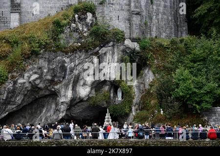 Lourdes, Hautes-Pyrénées, Frankreich. Priester nehmen am Eingang der Erscheinungsgrotte die Messe ab Stockfoto