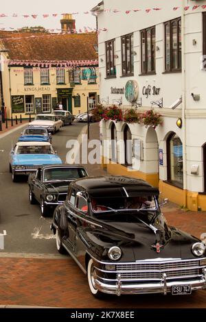 Eine Auswahl amerikanischer Autos, die auf den Straßen von Poole, Dorset, fahren. Stockfoto