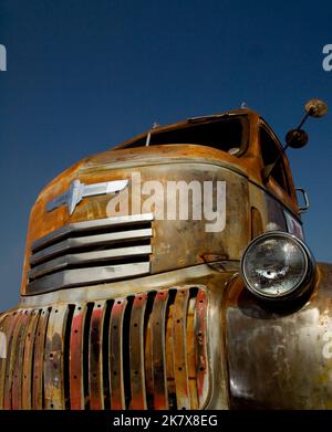 Ein rostiger Chevrolet COE-Fahrerstand aus dem Jahr 1946 über dem Motorwagen. Stockfoto