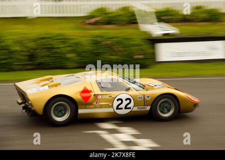 Ford GT40 überquert die Gewinnlinie beim Goodwood Revival 2013. Stockfoto