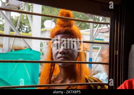 Disguise oder Bahurupi ist eine Gemeinschaft von Volkskünstlern, die verschiedene mythologische Hindu-Götter oder Göttinnen wie Lord Shiva darstellen. Stockfoto