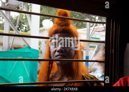 Disguise oder Bahurupi ist eine Gemeinschaft von Volkskünstlern, die verschiedene mythologische Hindu-Götter oder Göttinnen wie Lord Shiva darstellen. Stockfoto