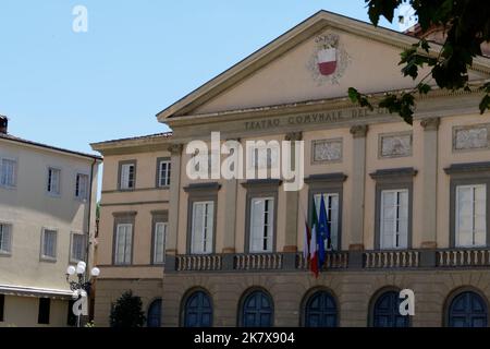 Das Teatro del Giglio (Theater des Giglio) ist das historische Stadttheater und Opernhaus an der Piazza del Giglio. Lucca, Italien Stockfoto