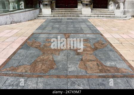 Engel und Kreuz Design in den Pflastersteinen am Eingang der Kirche von San Juan el Real gebaut in 1915 Plaza de Fernando Rubio Oviedo Asturias Spanien Stockfoto