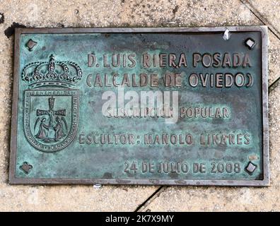 Informationen Bodenplatte lebensgroße Bronzeskulptur von Luis Riera Posada ehemaliger Bürgermeister sitzt auf einer Bank Oviedo Asturias Spanien vom 24. Juli 2008 Stockfoto