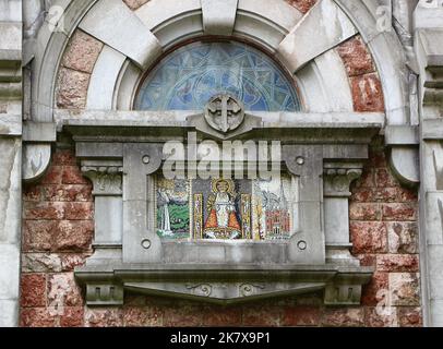 Kirche von San Juan el Real erbaut im Jahr 1915, wo der spanische Diktator Francisco Franco 1923 die Plaza de Fernando Rubio Oviedo Asturias Spanien heiratete Stockfoto