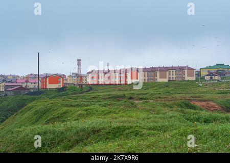 Yuzhno-Kurilsk, Russland - 01. August 2022: Ansicht der Stadt Yuzhno-Kurilsk auf der Insel Kunashir Stockfoto