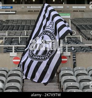 Newcastle, Großbritannien. 19. Oktober 2022. Eine Fanflagge von Newcastle während des Premier League-Spiels Newcastle United gegen Everton in St. James's Park, Newcastle, Vereinigtes Königreich, 19.. Oktober 2022 (Foto von Mark Cosgrove/News Images) in Newcastle, Vereinigtes Königreich am 10/19/2022. (Foto von Mark Cosgrove/News Images/Sipa USA) Quelle: SIPA USA/Alamy Live News Stockfoto