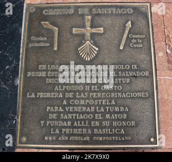 Große Messingtafel mit Pfeilen für zwei Pilgerwege nach Santiago de Compostela und Informationen auf Spanisch Oviedo Asturias Spanien Stockfoto