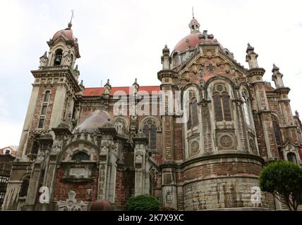 Kirche von San Juan el Real erbaut im Jahr 1915, wo der spanische Diktator Francisco Franco 1923 die Plaza de Fernando Rubio Oviedo Asturias Spanien heiratete Stockfoto