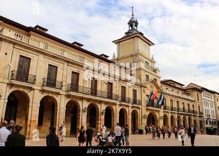 Das historische Rathaus wurde 1671 fertiggestellt, entworfen vom Architekten Juan de Nevada Plaza de La Constitución Oviedo Asturias Spanien Stockfoto