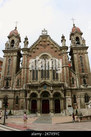 Fassade Kirche von San Juan el Real erbaut im Jahr 1915, wo der spanische Diktator Francisco Franco heiratete im Jahr 1923 Plaza de Fernando Rubio Oviedo Asturias Spanien Stockfoto