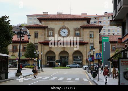 Der Hauptbahnhof wurde 1874 erbaut und 1946 nach dem spanischen Ciil-Krieg mit der Asturien-Skulptur Oviedo Asturias Spanien rekonstruiert Stockfoto