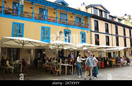 Fußgängerzone mit Menschen auf den Barterrassen im historischen Stadtzentrum von Oviedo Asturias Spanien Stockfoto