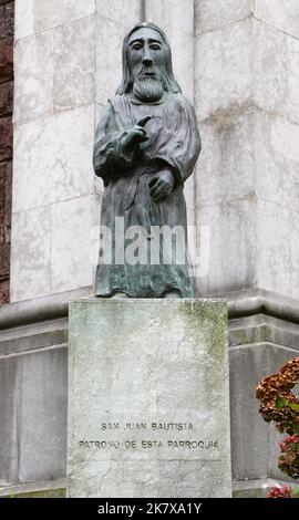 Primitive Bronzestatue des Heiligen johannes dem Täufer vor der Basilica de San Juan el Real Oviedo Asturias Spanien Stockfoto