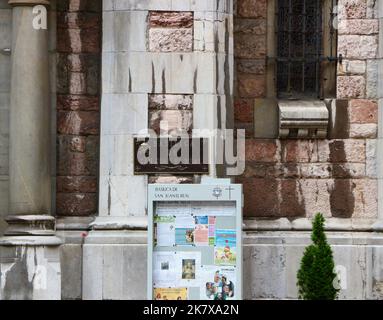 Schild und Hinweisschild am Eingang der Kirche, in der General Franco die Basilica de San Juan el Real Oviedo Asturias Spanien heiratete Stockfoto