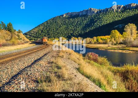 Im Herbst fahren Sie unter den hohen Klippen entlang des clark Fork River in der Nähe von drummond, montana Stockfoto