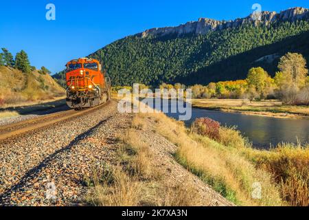 Im Herbst fahren Sie unter den hohen Klippen entlang des clark Fork River in der Nähe von drummond, montana Stockfoto