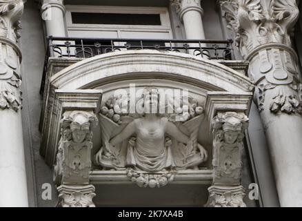 Architektonische Details unter Balkonen an der Fassade des Gebäudes Oviedo Asturias Spanien Stockfoto