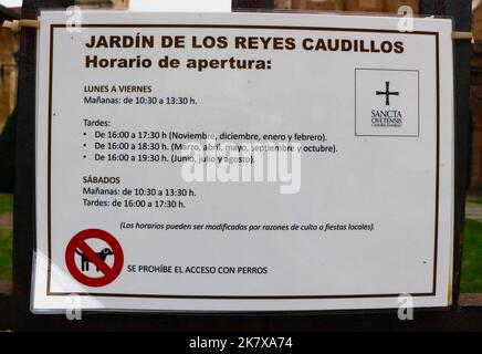 Nahaufnahme eines Schilds mit Öffnungszeiten für das Conjunto escultórico del Jardín de los Reyes Caudillos Calle Aguila Oviedo Asturias Spanien Stockfoto