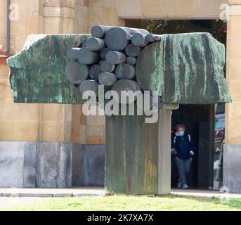 Eine Skulptur namens Asturias von Jose Noja aus Kohle und Stahl am Eingang des Bahnhofs, die von Renfe Oviedo Asturias Spanien in Auftrag gegeben wurde Stockfoto