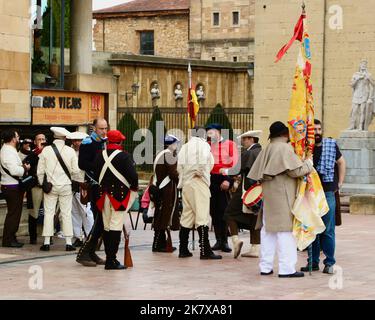 Menschen in Uniform bereit für die Nachstellung der Abrüstungsschlachten im Stadtzentrum von Oviedo Asturien Spanien Stockfoto