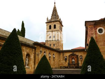 Garten der Caudillos Kings (Skulpturensemble) neben der Kathedrale von Oviedo Calle Aguila Oviedo Asturias Spanien Stockfoto