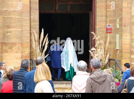 Zuschauer beobachten Groom und Madrina bei einer Hochzeit im 16.. Jahrhundert Iglesia de San Isidoro el Real Plaza de la Constitución Oviedo Asturias Spanien Stockfoto