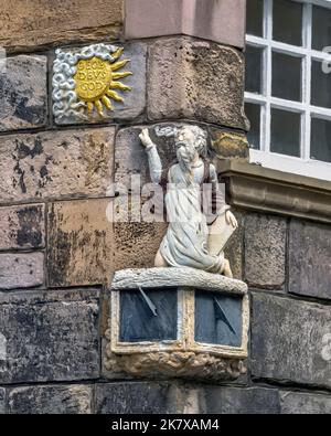 Sonnenuhr an der Ecke John Knox House, Royal Mile, Edinburgh, Schottland, Großbritannien Stockfoto