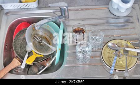 Metallwaschbecken voll mit schmutzigem Geschirr, Geschirr, Geschirr Stockfoto