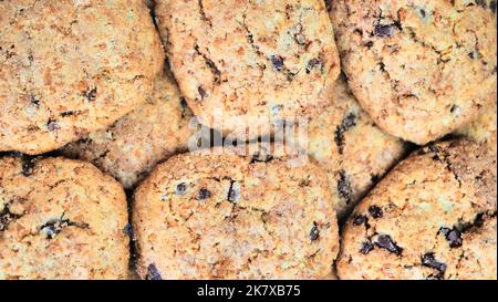 Hausgemachte Haferflocken-Kekse mit Schokoladenstückchen, Nahaufnahme, weißer Hintergrund, Draufsicht, flach liegend, Isolieren. Stockfoto