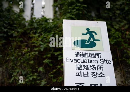 Tokio, Japan. 19. Oktober 2022. Ein Wegweiser für einen Evakuierungsort, ein Evakuierungszentrum in Meguro City im Falle eines schweren Brandnotfalls, eines Erdbebens, Tsunamis oder einer Naturkatastrophe.Allgemeine Szenen von Meguro City, einem Bezirk von Tokio.Japan hat kürzlich nach über zwei Jahren Reiseverbote aufgrund der COVID-19-Pandemie für den Tourismus wieder geöffnet. Kredit: ZUMA Press, Inc./Alamy Live Nachrichten Stockfoto