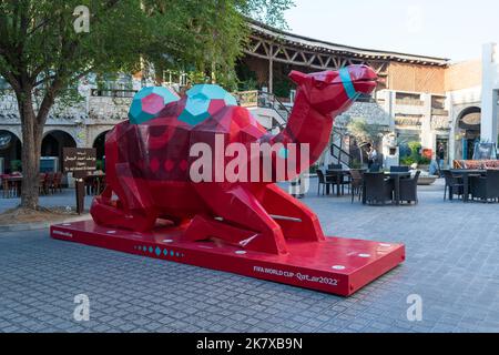 Doha, Katar - 17. Oktober 2022: Eine Kamelskulptur zur Förderung der FIFA Fußball-Weltmeisterschaft 2022 in Souq Wakif Doha, Katar. Stockfoto