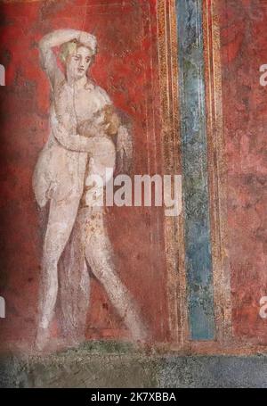 Das schöne Fresko, das sich im Triclinium der Villa der Geheimnisse in Pompeji befindet, stellt eine dionysische Szene dar Stockfoto